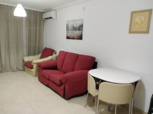 A seating area at Apartamento frente de la playa