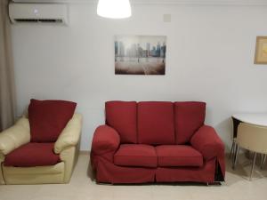 A seating area at Apartamento frente de la playa