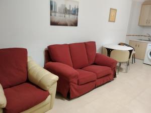 A seating area at Apartamento frente de la playa
