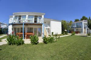 a large house with a lawn in front of it at Complex Credo in Costinesti