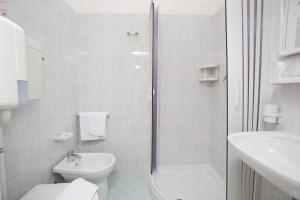 Koupelna v ubytování Hotel Helios + 17 fotografií