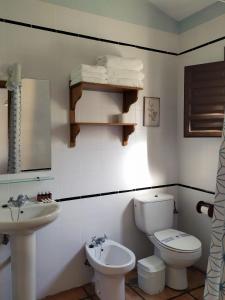 A bathroom at Apartamentos El Calambuco
