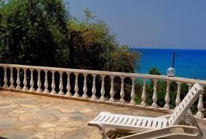 利亞的住宿－Villa Vanda，围栏旁的白色长凳
