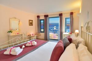 伊莫洛維里的住宿－極樂酒店，一间卧室设有一张大床,享有海景