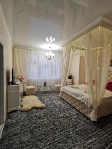 Postel nebo postele na pokoji v ubytování Monte-Kristo Hotel