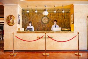 two people standing at a counter in a restaurant at ÂLÂ HAN BOUTIQUE HOTEL in Urfa