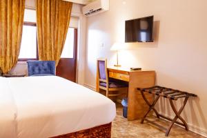 Un pat sau paturi într-o cameră la ÂLÂ HAN BOUTIQUE HOTEL
