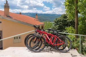 un grupo de bicicletas estacionadas al lado de un edificio en Rooms and Apartments Budiša, en Vrlika