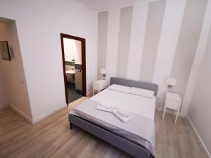 sypialnia z łóżkiem z dwoma ręcznikami w obiekcie Palermo Inn Apartment w mieście Palermo