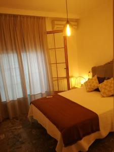 - une chambre avec un grand lit et une fenêtre dans l'établissement Alojamiento Rural La Cochera, à Castril