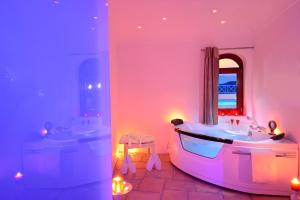 Kamar mandi di Absolute Bliss