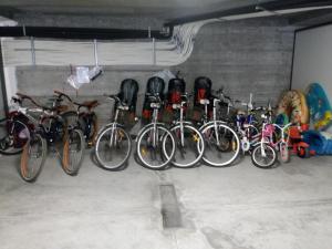 un montón de bicicletas estacionadas en un garaje en Le Vele Residence, en Pietra Ligure