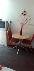 - une table avec deux chaises et un vase dans l'établissement Sunny Ives, à Blackpool