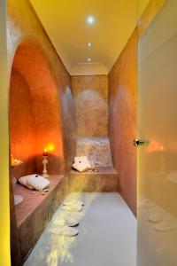 Kamar mandi di Absolute Bliss