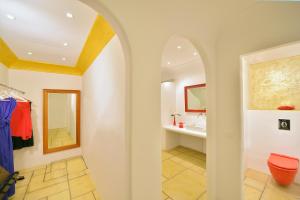 Kamar mandi di Absolute Bliss