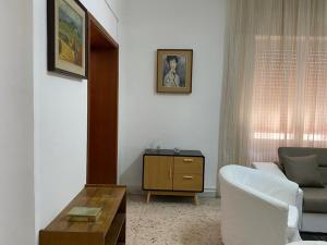 sala de estar con sofá y mesa en Golden House, en Palmi
