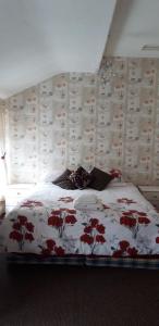 ブラックプールにあるSunny Ivesのベッドルーム1室(赤い花のベッド1台付)