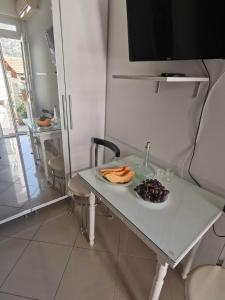 un tavolo con un piatto di cibo e una bottiglia di vino di Apartments Coso Zlatne njive bb a Kotor (Cattaro)