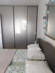 Łóżko lub łóżka w pokoju w obiekcie Apartament FALA-Miodowy Dom