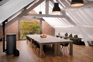uma sala de jantar com uma mesa de madeira e cadeiras em B&B Het Lavershuis em Wemmel