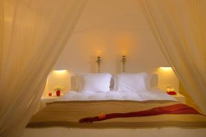 Tempat tidur dalam kamar di Absolute Bliss