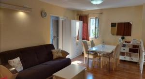 een woonkamer met een bank en een tafel bij Lilian Apartments in Budva