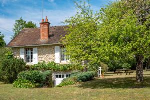 a stone house with a picnic bench in front of it at La Petite Affolante in Samois-sur-Seine