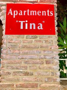 Ein Zertifikat, Auszeichnung, Logo oder anderes Dokument, das in der Unterkunft Apartments Tina FREE transfer from-to the airport ausgestellt ist