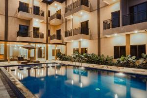 une piscine intérieure dans un bâtiment avec un hôtel dans l'établissement panfila hotel, à Kuta Lombok
