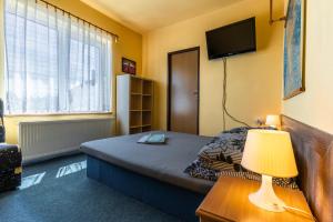 A bed or beds in a room at Pěkná Vyhlídka