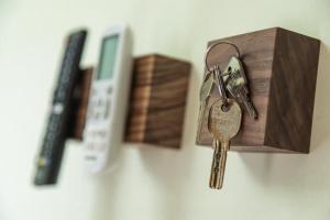 a couple of keys hanging from a wooden box at Bed & Breakfast Nummer5 in Heusden - Zolder