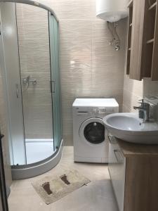 bagno con lavatrice e lavandino di Apartmani Sanja a Zaton