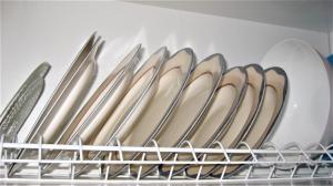 un mucchio di piatti e utensili in un frigorifero di Studio in Pelekas a Pelekas