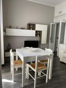 einen weißen Tisch und Stühle im Wohnzimmer in der Unterkunft Civico 14 in Reggio di Calabria