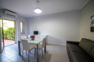 A television and/or entertainment centre at Residence l'Ogliastro