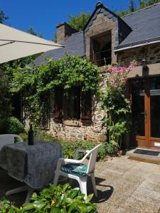 a table and chairs in front of a house at The Cherries Houehdeu in Naizin