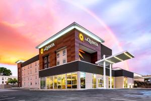 スポケーンにあるLa Quinta Inn & Suites by Wyndham Spokane Downtownの虹の空の建物