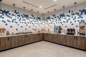 Příslušenství pro přípravu čaje a kávy v ubytování La Quinta Inn & Suites by Wyndham Spokane Downtown