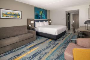 スポケーンにあるLa Quinta Inn & Suites by Wyndham Spokane Downtownのベッドとソファ付きのホテルルーム