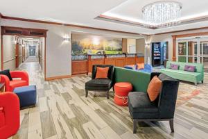uma sala de espera com sofás e cadeiras num hotel em La Quinta by Wyndham Oklahoma City - Moore em Moore