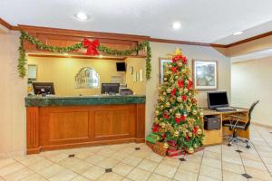 Lobby o reception area sa La Quinta Inn by Wyndham Milwaukee Airport / Oak Creek