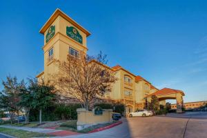 un edificio con una torre de reloj encima en La Quinta by Wyndham Houston Energy Corridor en Houston