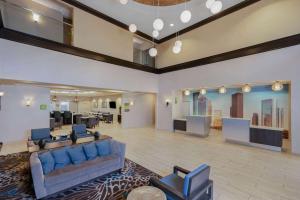 un vestíbulo con sofás azules y una sala de espera en La Quinta by Wyndham Houston Energy Corridor, en Houston