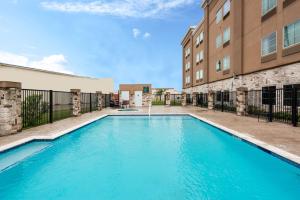 a swimming pool in front of a building at La Quinta by Wyndham Houston Humble Atascocita in Humble