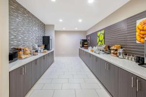 WeatherfordにあるLa Quinta by Wyndham Weatherford OKのaasteryasteryasteryasteryasteryasteryasteryasteryasteryasteryasteryasteryasteryasteryasteryを備えた食堂