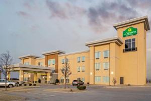 un edificio con un cartello walmart di La Quinta by Wyndham Weatherford OK a Weatherford