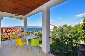 a balcony with a table and chairs and a view of the ocean at Apartments Mare in Brela