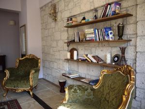 卡拉布倫的住宿－Karaburun Konak Hotel，石墙客房的两把椅子