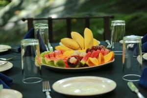 Boulder Garden في Kalawana: صحن فاكهة فوق طاولة