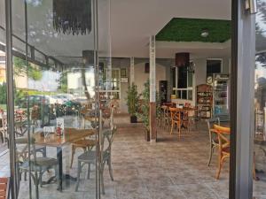 A restaurant or other place to eat at Aparthotel Lucky Family
